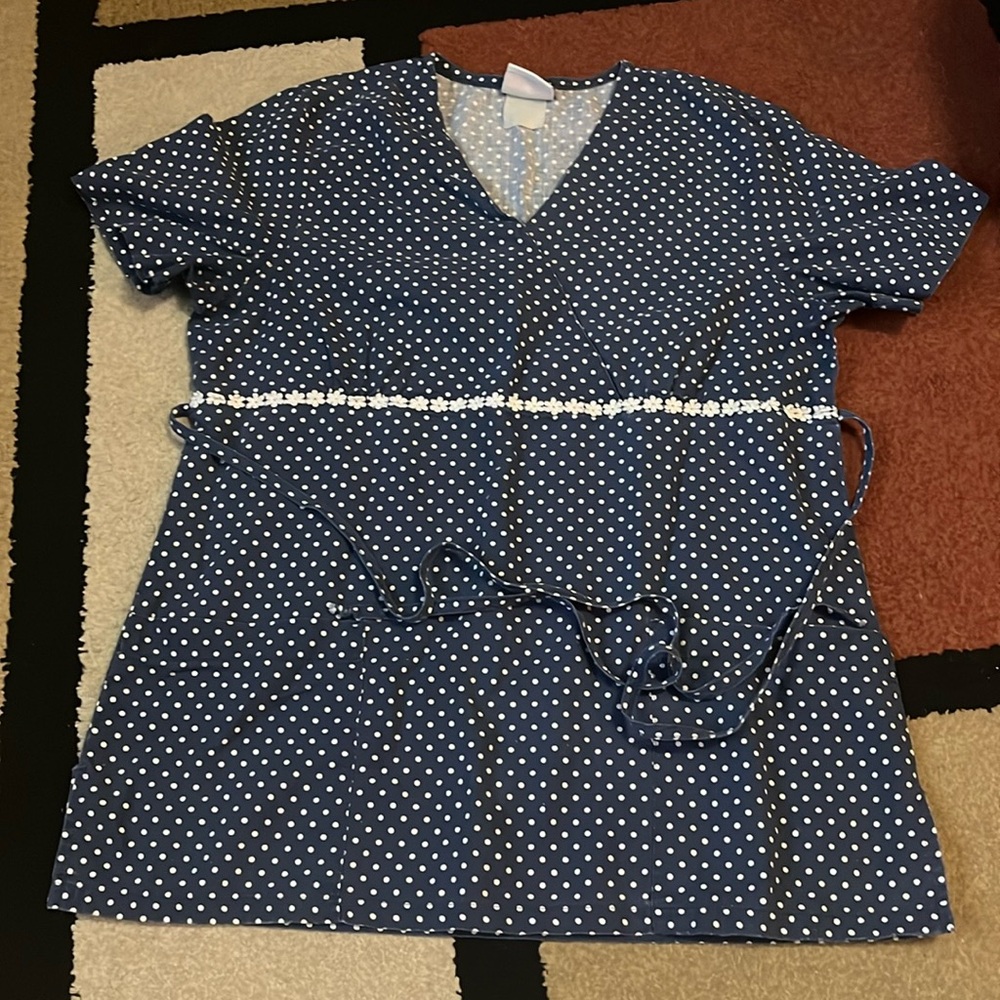 💙Polka dot nursing top / women’s medium / two front pockets / tie in back